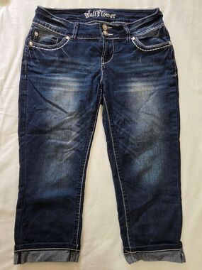 Size 9 Wallflower Women’s Dark Blue Cropped Jeans Bedazzled Pockets